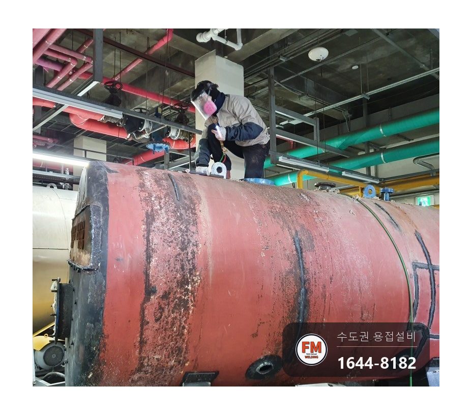 학교 기계실 대형 보일러탱크 반출 불가, 플라즈마·산소 절단 3등분 철거 시공 사진 4