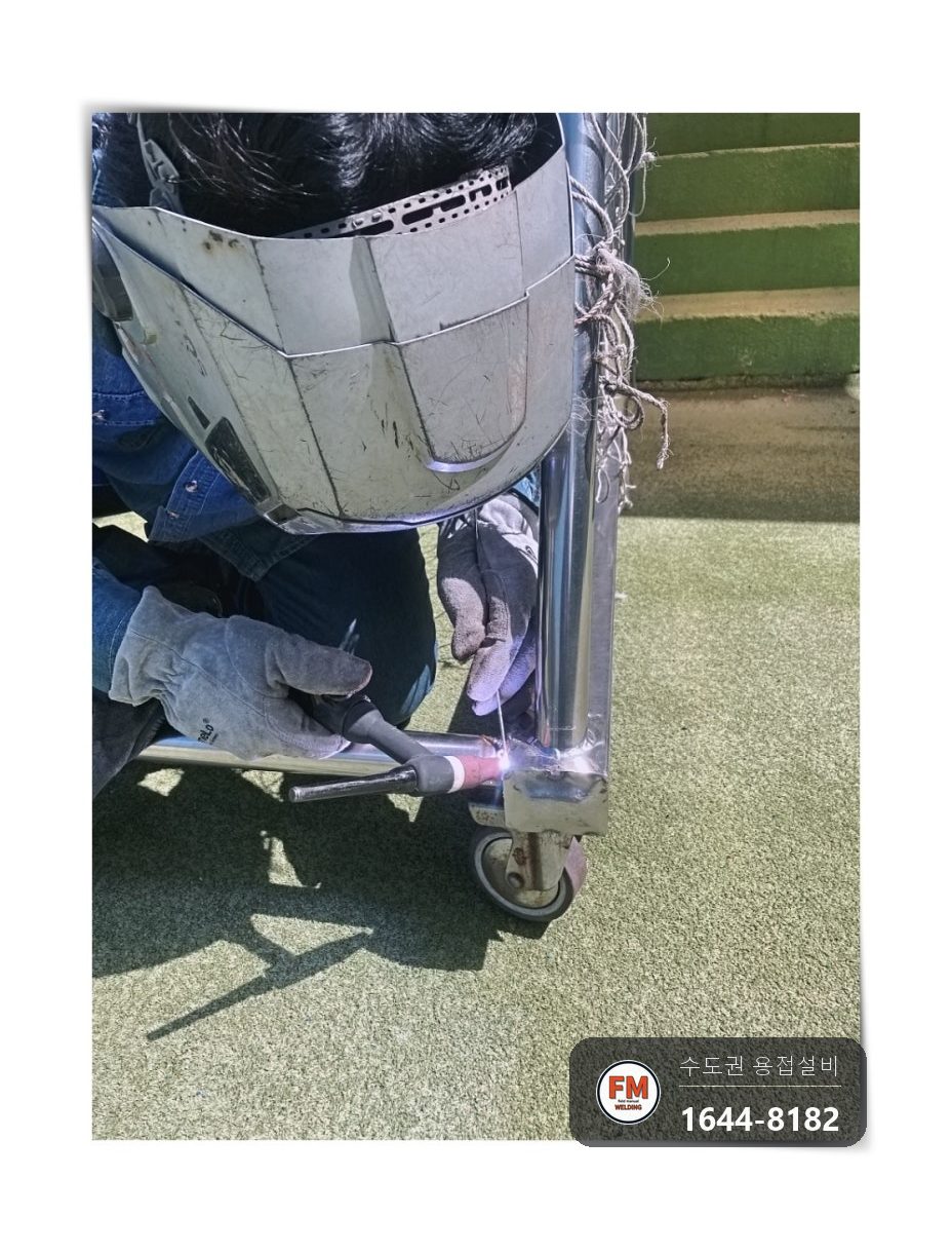 학교 운동장 알루미늄 축구골대 엉성한 옛 용접 찢김 구멍 메움 알곤 재용접 코팅