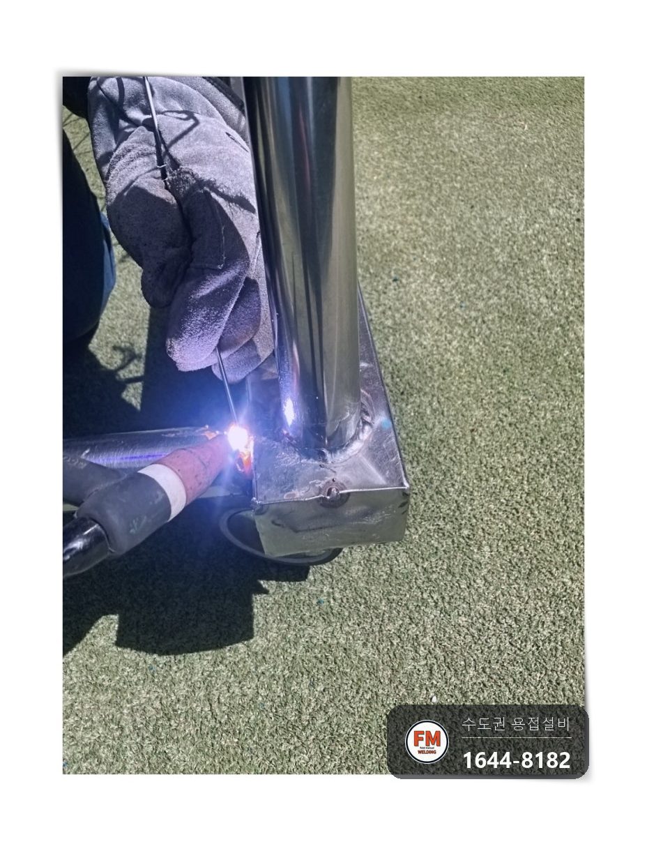 학교 운동장 알루미늄 축구골대 엉성한 옛 용접 찢김 구멍 메움 알곤 재용접 코팅 시공 사진 5