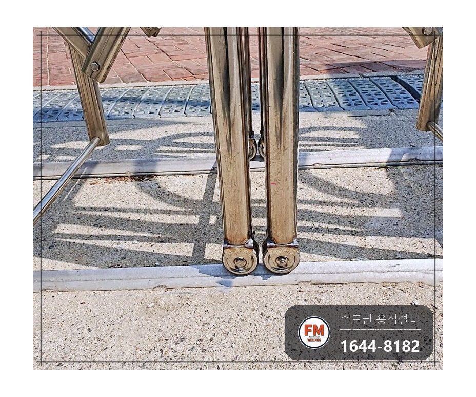 학교 현관 지붕 기둥 배수관 브래킷 구령대 난간 보강 용접 시공 사진 14
