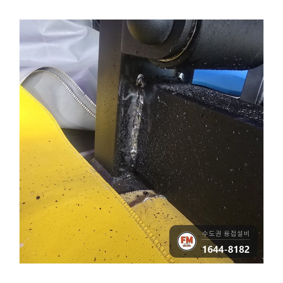 헬스장 레그컬 겸용 운동기구 좌석 아래 지지대 바닥 틀 접합부 균열 정렬 후 가접 아크 보수 시공 사진 10
