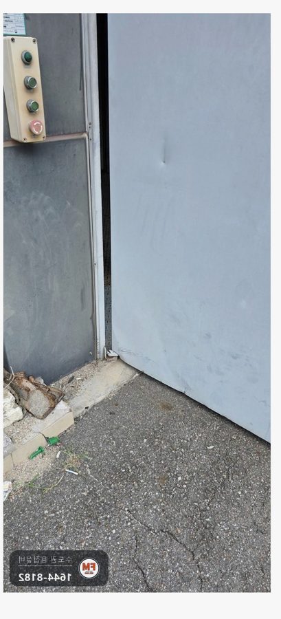 화물용 승강기 철문수리 아래 힌지 보강판 스티치 용접 보수 시공 사진 1
