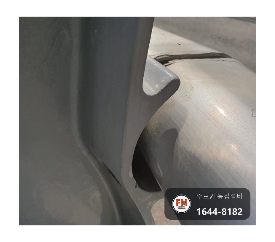 화물차 후진에 깨진 알루미늄 가드레일 실리콘 걷어 내고 용접 복구 시공 사진 1