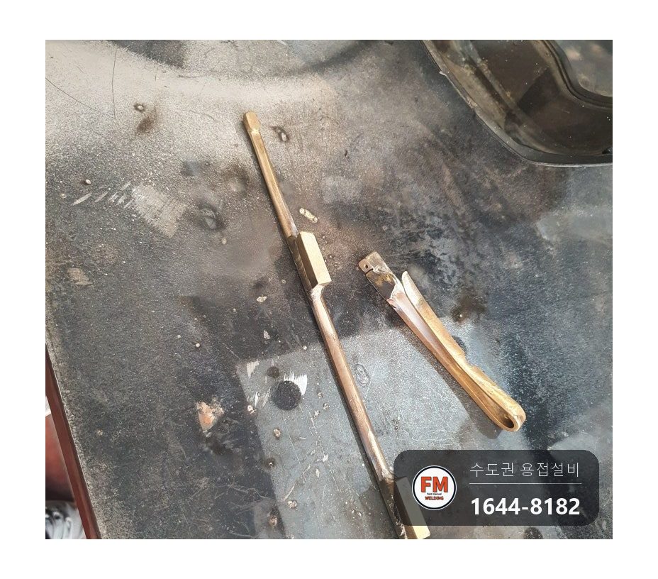 황동·신주 부품 세 곳 부러짐, 라인 맞춰 알곤용접하고 덧살 남겨 연마 시공 사진 12