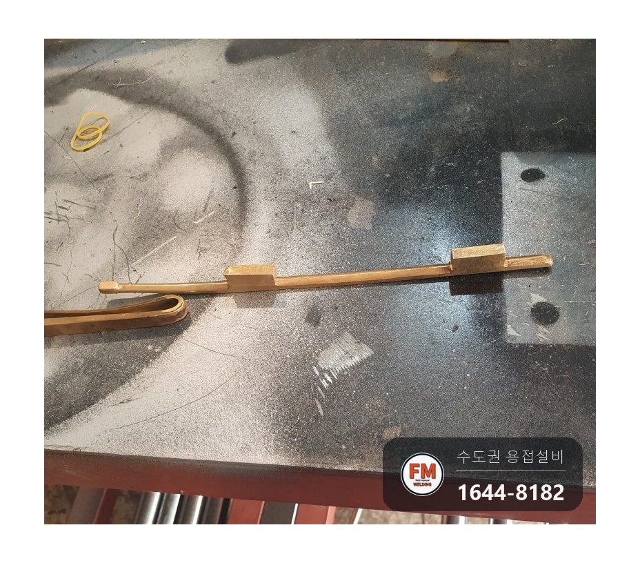 황동·신주 부품 세 곳 부러짐, 라인 맞춰 알곤용접하고 덧살 남겨 연마 시공 사진 2