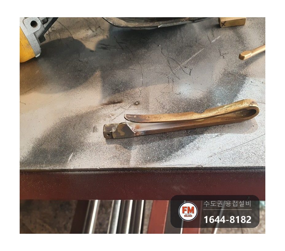 황동·신주 부품 세 곳 부러짐, 라인 맞춰 알곤용접하고 덧살 남겨 연마 시공 사진 7