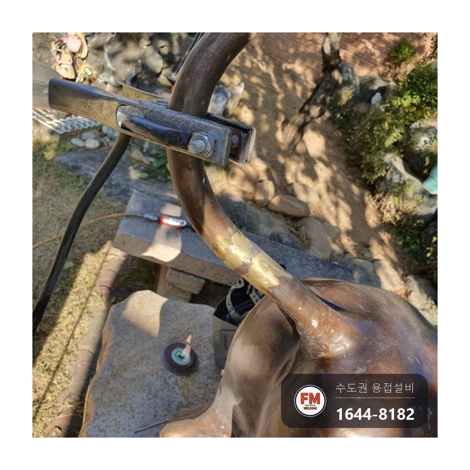 황소 조형물 황동용접 브레이징 접착제 연마 파손 보수 시공 사진 7