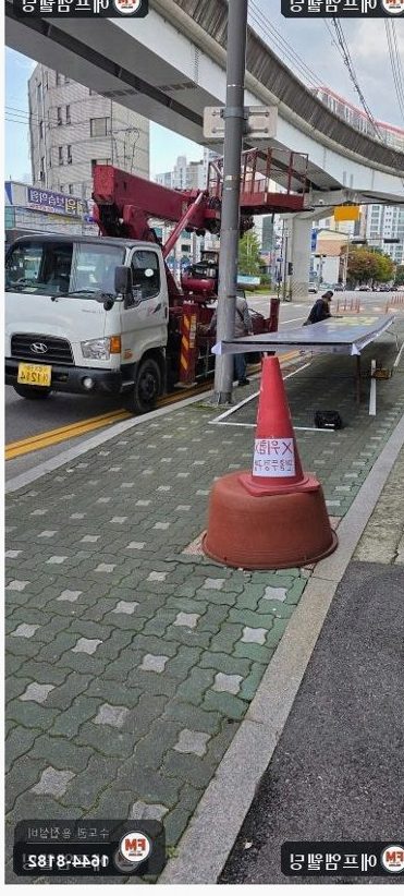 인도 오수관 맨홀 뚜껑 교체 주철 뚜껑 수평 맞춤