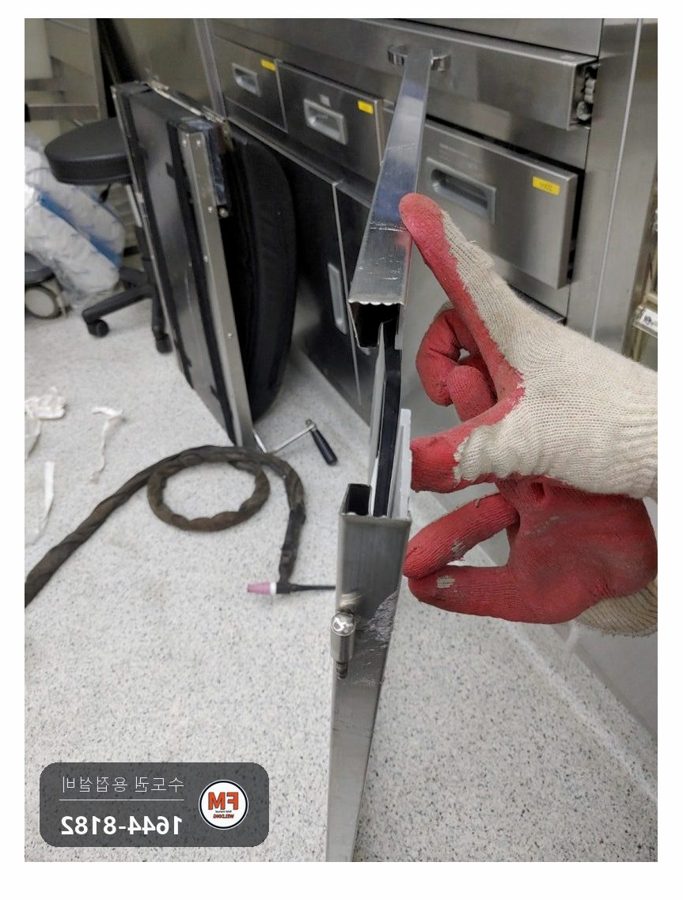병원 의료도구 보관함 유리문 스텐 프레임 모서리 알곤 용접