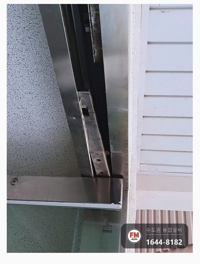 아파트 입구 자동문 프레임 보수