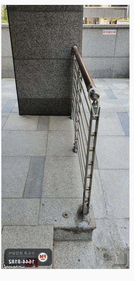 휀스 가드레일 수리 에폭시 갈아 내고 받침 기둥 새로 세워 용접