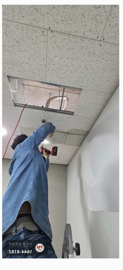 상가 사무실 천장 속 소방 관 리듀서 나사 부속 누수 구간 잘라 새 부속 TIG 접합