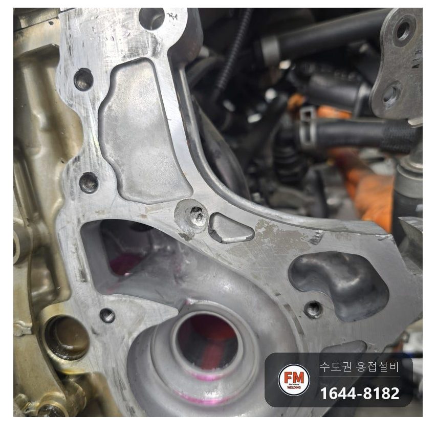 정비소 엔진 알루미늄 냉각수 통로 볼트 자리 절개 후 교류 TIG 겹 채움