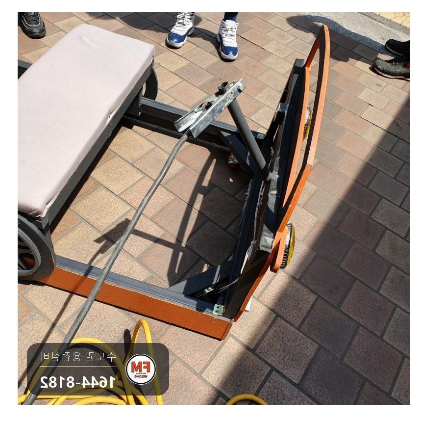 연극 무대소품 틀 용접부위 탈락 경첩 걷어 내고 직각 맞춰 재용접