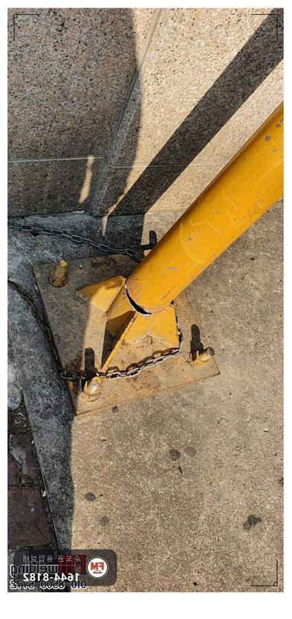 출입구 기둥 간판 차량 충돌 후면부 절단 레벨 가접 용접