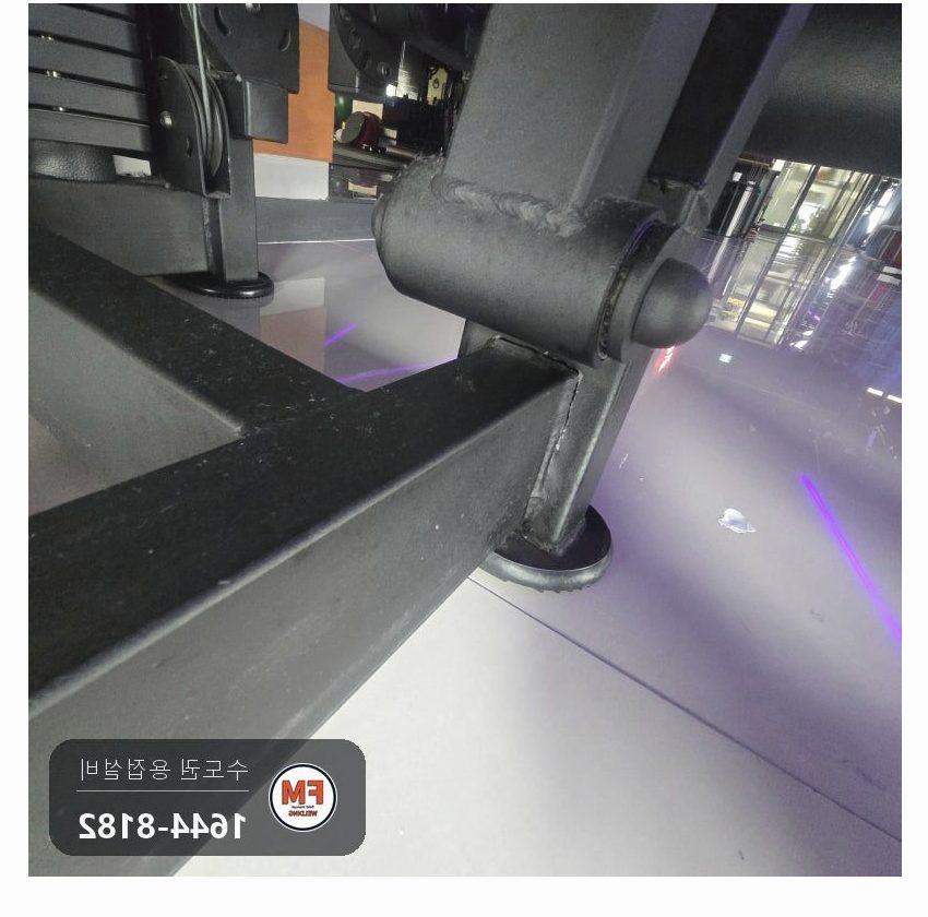 헬스장 레그컬 겸용 운동기구 좌석 아래 지지대 바닥 틀 접합부 균열 정렬 후 가접 아크 보수