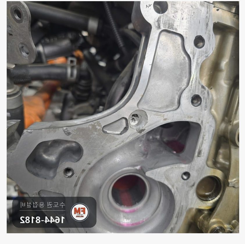 정비소 엔진 알루미늄 냉각수 통로 볼트 자리 절개 후 교류 TIG 겹 채움