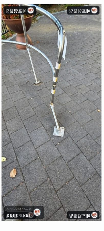 아파트 통행로 가드레일 파손 변형 구간 잘라 교체