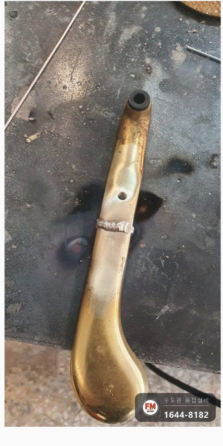 오래된 피아노 황동 페달 두 동강 라인 맞춰 가용접 뒤 앞뒤 알곤 보강