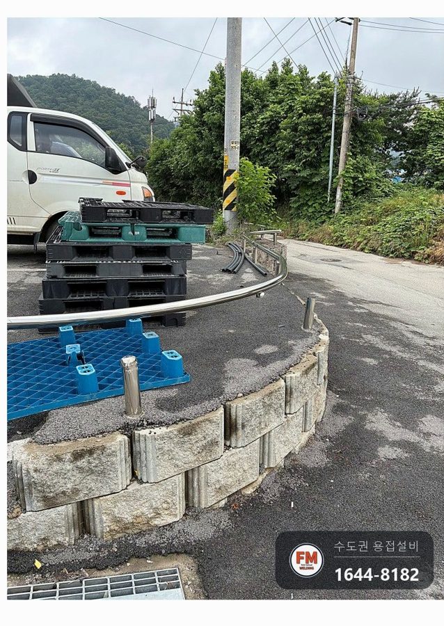 공장 가드레일 트럭 충돌 수리 하부 기둥 교체 상부 난간 교정 용접