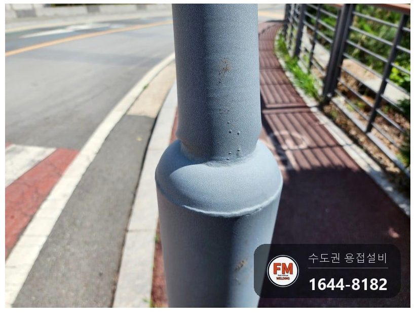 도로변 가로등 꺾임 절단 후 수직 수평 맞춤 철재 덧대 보강용접