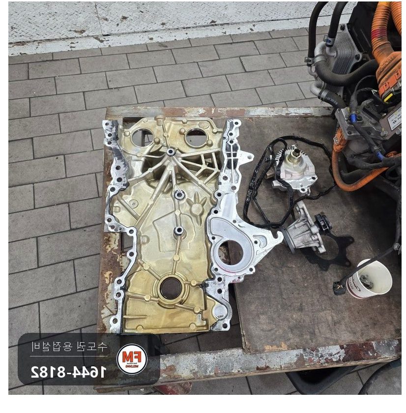 정비소 엔진 알루미늄 냉각수 통로 볼트 자리 절개 후 교류 TIG 겹 채움