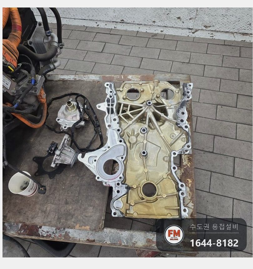 정비소 엔진 알루미늄 냉각수 통로 볼트 자리 절개 후 교류 TIG 겹 채움
