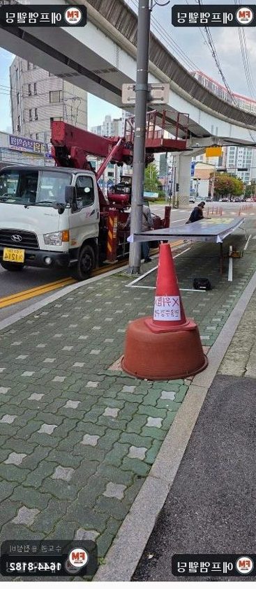 인도 오수관 맨홀 뚜껑 교체 주철 뚜껑 수평 맞춤