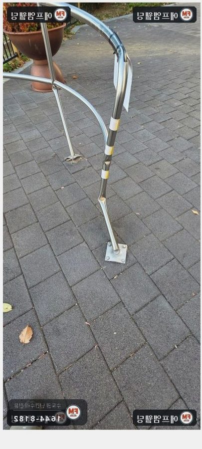 아파트 통행로 가드레일 파손 변형 구간 잘라 교체