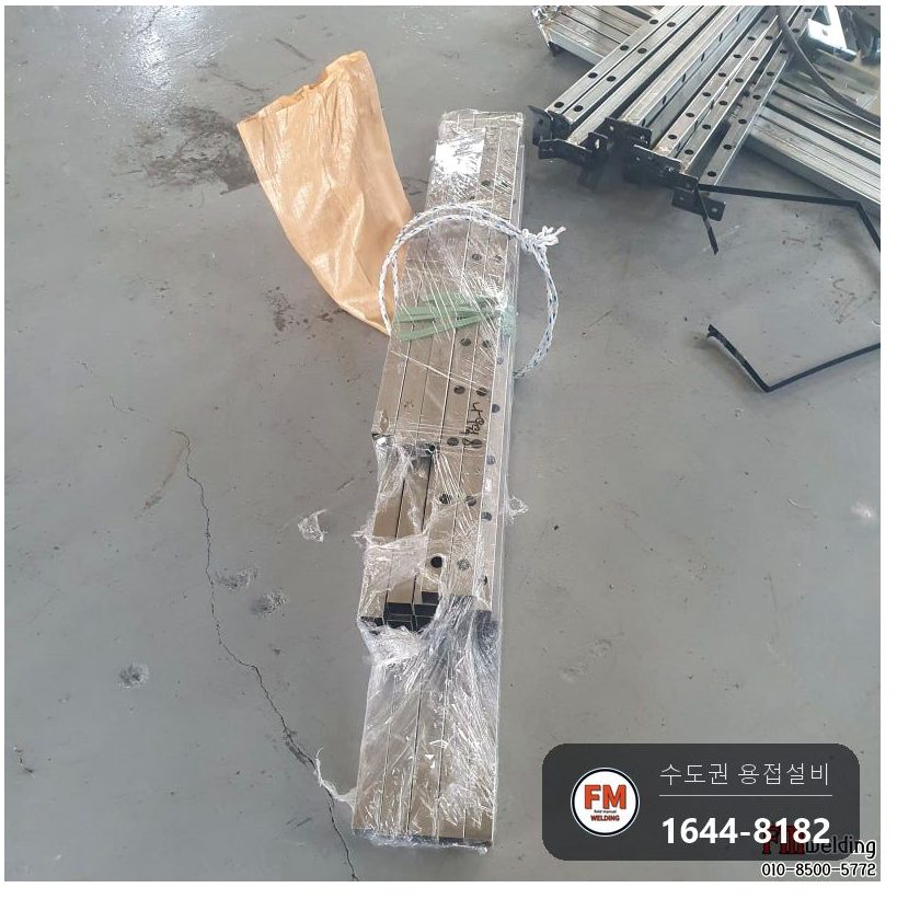 스텐 난간 제작 도면 따라 구멍 맞추고 베이스판 수직 잡아 용접