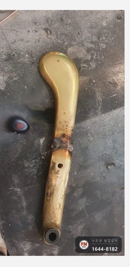 오래된 피아노 황동 페달 두 동강 라인 맞춰 가용접 뒤 앞뒤 알곤 보강